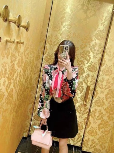 P180Dolce & Gabb*Ana 杜嘉*班纳 西西里女人味 热情缤纷多彩花朵撩人又魅 撞色饰边波点牡丹灵蛇印花飘带蝴蝶结长袖衬衫。Smlxl
