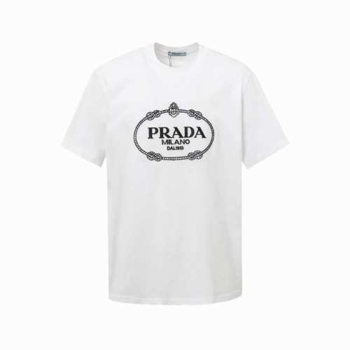 Prada 普拉达经典款洗水磨破牙刷绣花工艺圆领短袖T恤 新面料 新版型 独家定织定染高克重紧密精梳棉面料 质感柔软舒适 Os落肩宽松版型 春夏最新砖柜同步 男