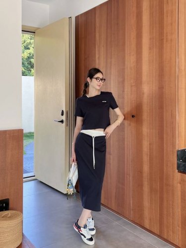 上新 Miumiu 缪缪 25Ss新款套装刺绣小Logo装饰休闲套装 拼色圆领短款T恤松紧腰假两件拼接撞色半裙 包臀裙 Miu里Miu气 休闲减龄 颜色：蓝色