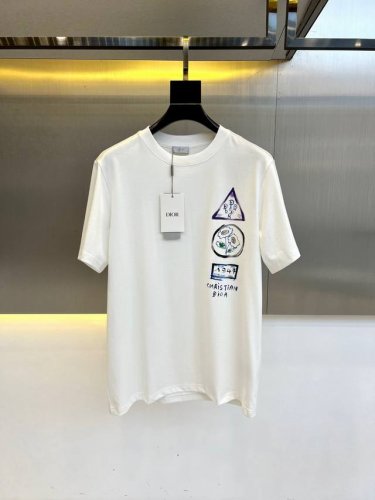 dio迪奥 2025春夏男士新款Logo圆领短袖T恤 进口定织面料%100纯棉 面料手感丝滑柔软 透气亲肤性极佳 着身无比的舒适 整体质感相当之高 衣身胸前标志