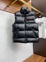 普拉达 秋冬新款羽绒马甲 原版1:1订制五金配件全进口原版定制 欢迎专柜对比 绝对的高品质 采用顶级白鸭绒 超柔软 90绒充羽量蓬松饱满 超级重工 面料做工杠杠