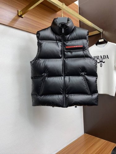 普拉达 秋冬新款羽绒马甲 原版1:1订制五金配件全进口原版定制 欢迎专柜对比 绝对的高品质 采用顶级白鸭绒 超柔软 90绒充羽量蓬松饱满 超级重工 面料做工杠杠