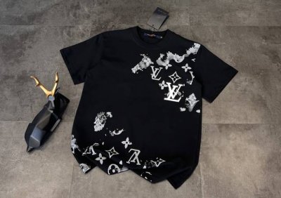 新款短袖上新：2025Ss 夏季新品路易威登 Louis Vuitton Lv 泼墨老花T恤谁穿谁好看！ 家人们，时尚界永远可以相信Lv！最近入手的这件路易威登