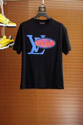 lv 路易威登 2025Ss系列新品时尚圆领短袖高级定制百搭款式 更有实用感 任何人都可以轻松驾驭 采用经典双丝光面料工艺 奢华经典品牌字母Logo设计 非常显