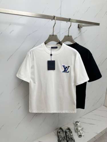 Lv 2025Ss夏季最新品 专柜同步有售 原单狠货 时尚休闲圆领短袖T恤 上身舒适 吸睛而有亮点 采用进口原版面料 顶级3D数码印花工艺字母图案Logo 简单