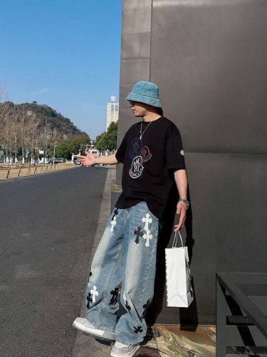25Ss Moncler新款圆领短袖T恤 选用330克双纱平织棉面料打造 热转印工艺+袖口下摆品牌标识点缀 螺纹针织领口 男女同款 码数 S-2Xl 颜色 黑