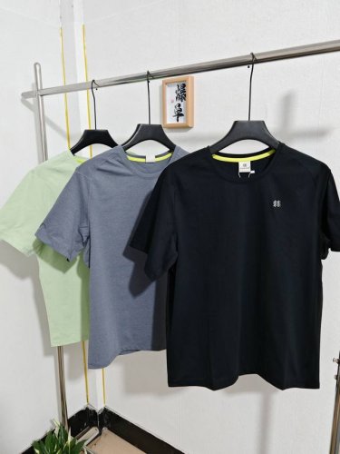 品名：Kolonsport吸湿速干T 面料：采用单面功能性面料 工艺：防晒速干工艺 缝纫采用特种工艺合缝腋下三角线领子双明线设计，便于增强布料活动强度 背脊处印