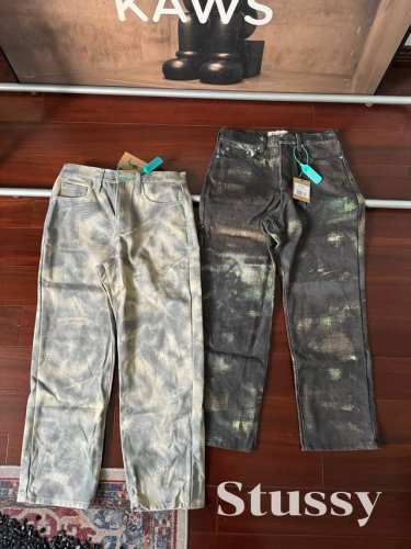 Stussy Fw24 Big Ol‘ Jean Stenpat Camo 口袋宽松徽标印花休闲牛仔裤 男女同款 独创迷彩纹路 融合混凝土裂痕与丛林苔藓的Dna