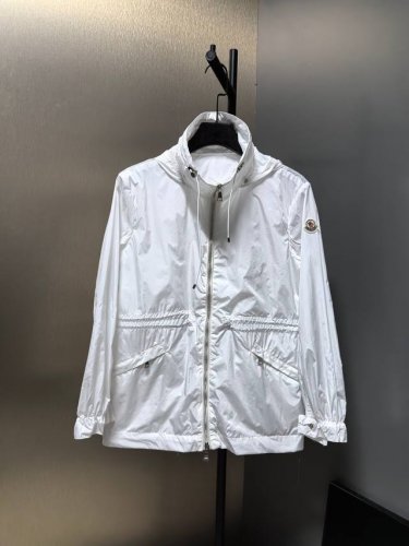 Mo *Cler25夏季新款官网同步防 晒风衣进口记忆丝面料质感轻盈透气！原版定制拉链抽绳可收腰版型上身显瘦又拉风。立领藏帽设计帅气随性又不失少女感！开模 Lo