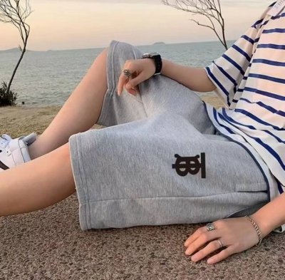 burberry 巴宝莉印花夏季最新款基础五分休闲短裤 采用重磅华棉面料，触感柔和、垂感强，穿着体验感好 4-5级水洗色牢度不易褪色 面料采用水洗印染工艺 水洗