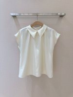 Loropiana新品推荐～～ 娃娃领设计甜美灵动，经典娃娃领，复古中透着俏皮，瞬间抓住时尚目光，后背设计金属扣，整体淡雅色调自带矜贵气场，勾勒出优雅领型。 码
