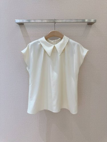 Loropiana新品推荐～～ 娃娃领设计甜美灵动，经典娃娃领，复古中透着俏皮，瞬间抓住时尚目光，后背设计金属扣，整体淡雅色调自带矜贵气场，勾勒出优雅领型。 码