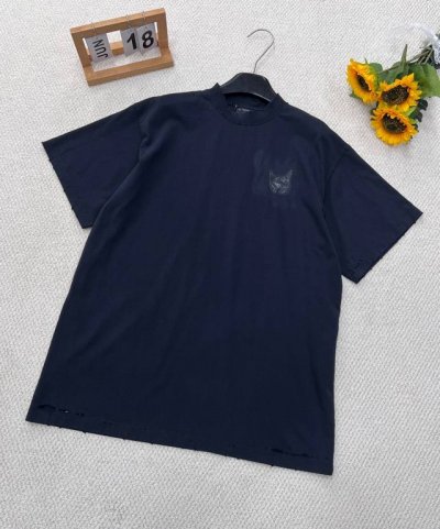 Balenciaga 新款闪粉麦穗印花圆领短袖，正面饰以闪亮艺术作品印花，金沙闪粉印花是在面料表面形成金属质感闪光效果的装饰工艺，有效提升产品的高端感和视觉吸引