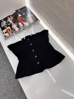 chane*2025新品上架 重工花朵吊带上衣 定制Yb进口材质 质感细腻 亲肤柔软 细肩吊带上衣剪裁 通体上白下黑撞色处理 配合立体手工山茶花装饰胸衣 气质十