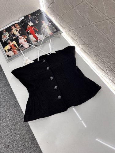 chane*2025新品上架 重工花朵吊带上衣 定制Yb进口材质 质感细腻 亲肤柔软 细肩吊带上衣剪裁 通体上白下黑撞色处理 配合立体手工山茶花装饰胸衣 气质十