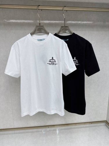 普拉达 2025早春 最新款短袖T恤，原标 定制面料，手感柔软，穿着舒适，做工精细.上身效果无敌帅气， 码数 S-2Xl