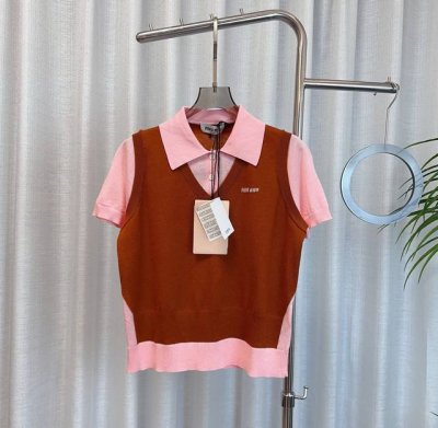 MIU**新款提花徽标logo羊毛撞色翻领短袖上衣 定制超细羊毛面料 质感好 软糯亲肤 柔软透气 采用提花徽标logo点缀 假两件撞色设计 休闲减龄 最高品质