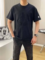 562# Moncler 蒙口 立体浮雕压花字母凹凸圆领短袖T恤，男女同款！官网同步，专柜纯棉面料！贴肤舒适，耐看又好穿，经典简约Logo设计，原厂工艺一丝不苟