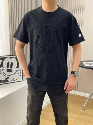562# Moncler 蒙口 立体浮雕压花字母凹凸圆领短袖T恤，男女同款！官网同步，专柜纯棉面料！贴肤舒适，耐看又好穿，经典简约Logo设计，原厂工艺一丝不苟