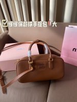 大 缪缪保龄球 纯皮缪缪Miumiu 手提包 轻轻松松高级感 包包手感巨好容量也很不赖 简单却又不失华丽 不要觉得会炸眼太高调了什么的 根本不会！ 在你的精简穿