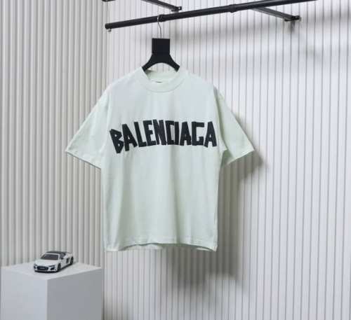 Balenciaga巴黎世家胶带字母做旧烂短袖T恤 采用32S 1*2精棉双纱平纹，260克；搭配32S 1*2精棉双纱1*1罗纹，320克。水洗黑环保定染面料