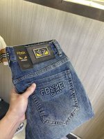 FENDI芬迪 2025新品男士牛仔裤 面料舒适弹性好。独家发售 时尚优雅 重工艺设计。采用原色酵母水洗工艺 精选进口重磅丹宁牛仔面料 配定制五金装饰 真皮皮牌