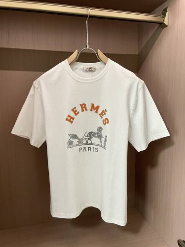 爱仕 官网同款 官网同款 官网同款 重磅推荐！2025Ss夏装新品 专柜在售 最新系列图案Logo短袖T恤 必须人手一件的节奏！进口顶极精梳棉面料，极为亲肤舒适
