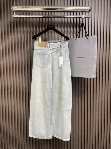 Maison Margiela 纸标做旧牛仔裤，定制纹韵牛仔粗斜棉缎 擦压皱猫须技术和枪画猫须技术结合 优先在特定区域进行手工擦制 以达到自然的皱纹效果 再用特