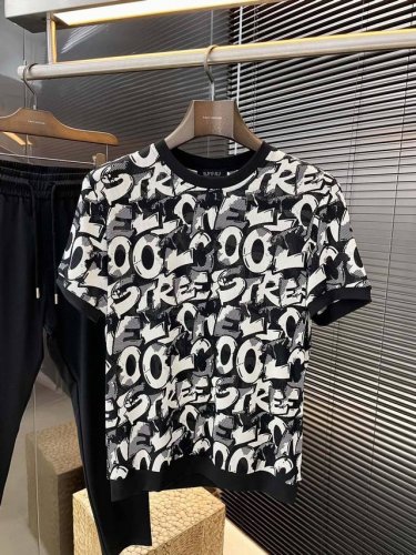 gucci 古驰 系列 Vip高级定制 2025春夏季新款短袖 百搭款式 任何人都可以轻松驾驭 面料全订制印花工艺 高定一等品锦氨面料 面料手感柔软，上身舒适柔