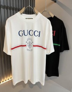 Gucc*古家 2025春夏系列基础圆领套头短袖T恤 男女同情侣款休闲宽松棉质圆领短袖T恤衫 贸易公司渠道稀出 同步官网发售 2025春夏最新系列 经典时尚设计