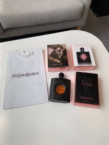 Ysl Black Opium 圣罗兰黑色鸦片香水 90Ml，专柜品质，随意比对。特别火的一款香水，整体瓶身都是超级美，黑色星空的瓶身，黑暗风格的香水，很精致，