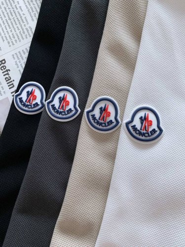 moncler 蒙口 2025Ss春夏新品 很有细节亮点，经典款翻领短袖T恤衫 做工与面料，让这款经典实穿百搭，采用进口珠地面料，表面有着温润的光泽感，有微微的