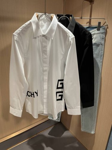 giv*Chy 纪*希2025春夏新款男士衬衣，主创时尚注入了全新时尚能量。通过探索各种题材和性感魅力，极具辨识度，引领全新街头时尚潮流。该款是G家独家的出彩设