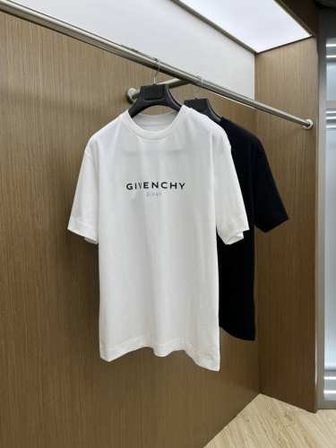 Givenchy纪梵希2025春夏新款印花短袖T恤男女同款 本款短袖棉质T恤，正面和背面点缀翻转效果Givenchy paris Logo印花，背面下摆饰以小号