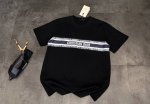 新款短袖上新2025Ss 夏季新品 Dior 迪奥短袖 时尚界的经典传奇 这款短袖，简直是时尚与奢华的代名词~ 面料：采用顶级双纱棉质面料，触感柔软细腻，如同第