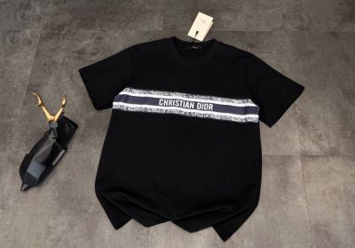 新款短袖上新2025Ss 夏季新品 Dior 迪奥短袖 时尚界的经典传奇 这款短袖，简直是时尚与奢华的代名词~ 面料：采用顶级双纱棉质面料，触感柔软细腻，如同第