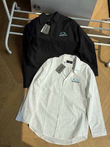 供 Balenciaga巴黎世家 25Ss 圆圈刺绣Logo 长袖衬衫 黑色 白色 46 48 50 52码 顶级版本，原版40支府绸面料，手感爆表，，廓形剪裁