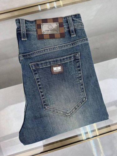 Lv 2025春夏新款现货上市 原单爆款牛仔裤超级定制款 原版五金 超级重工工艺 版型超赞细节做工无可挑剔 款式不挑人 特别高档 好货不等人 看中赶紧下手 尺码