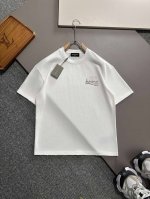 pbal 2025Ss早春新品 走秀款印花棉质圆领短袖 T恤，定制高支纯棉面料打造，前幅字母印花图案，辨识度极高。上身效果炸裂。万年百搭单品属实啦。 男女同款，