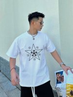 60 上新！克罗心经典短袖T恤，标志Logo极简的设计转化为服装语言，就如这件基础短袖T恤，有着极其细腻的面料质感，平淡中无处不透入极简高级质感！ 简单、个性、
