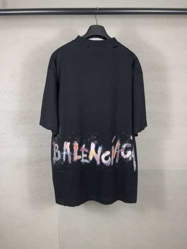 实拍图 顶级版本.官网品质 Balenci*Ga 25新款 正面以涂鸦加刺绣麦穗经典图案，后面字母彩色手绘涂鸦色彩碰撞做旧短袖T恤# Ss25最新款。第一时间研