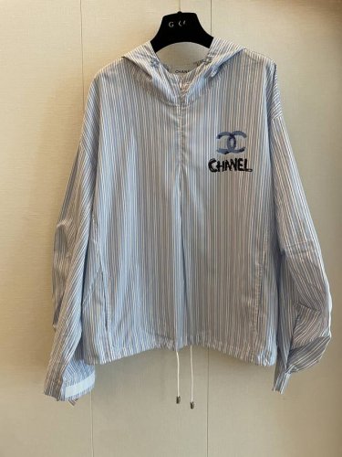 cc Vintage蓝白条纹拼色连帽冲锋衣外套 活力撞色 时尚吸睛 定制面料 轻便透气 户外出行无忧 抽绳连帽设计 实用又减龄 搭配运动裤或牛仔裤都帅气有型 轻