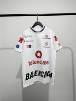 140 高版本，质量很好！巴黎世家 Balenciaga男女同款赛车徽章彩色满印短袖T恤！此款尺码偏大，最小S穿到140斤左右！最大穿到200多斤！ 巴黎世家赛