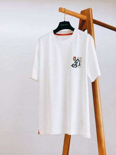HermèS 爱马仕 2025Ss春夏新品 男士高级休闲短Tee，标志性设计衔元素，亮眼时髦，品质感档次感都足够出色。不需要过多Logo，懂的人自然明白你穿的是