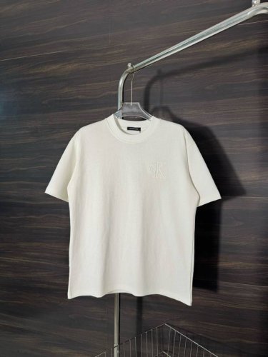 款号：He218 Calvin Klein-Ck25新款背后大标刺绣圆领短袖 面料采用280克双股双纱纯棉面料，手感舒适柔软，上身舒适透气，领口采用同缸同色罗纹