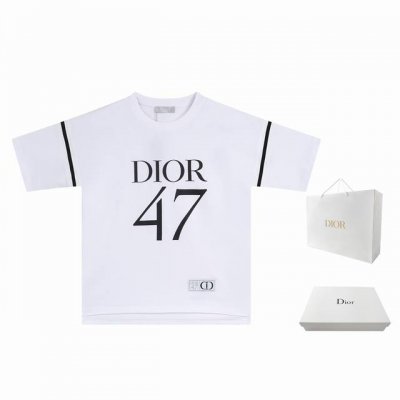 特价50迪奥 24早春新款 T 恤，展示 Dior 1947 标志印花，向 Dior 承传以及这一具有历史意义的年份致敬。采用白色棉质平纹针织精心制作，呈现时尚
