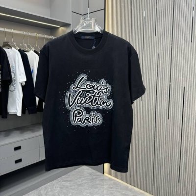 LV 驴子 25Fw春夏新款圆领T恤 采用重磅320G双纱精梳棉材质 上身立体感强 采用重磅洗水工艺搭配中空绣珠片绣花 洗涤方式：面料仅限干洗或洗衣袋包裹反面冷