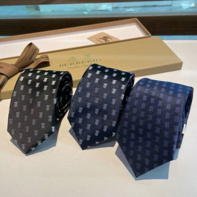 B家专柜同步领带出货啦 巴宝莉男士 稀有展现精湛手工与时尚优雅的理想选择 以最经典的巴巴格更显雅致风范 让男士可以充分展示自己个性 %顶级提花真丝手工定制