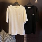 款号 M013 Celine 赛琳 小字母印花基础款短袖T恤 ce气质清爽干净的短袖T恤 夏天T恤季到了 你准备好了吗 精选厚实的平织棉布制作 面料质感瓷实很显