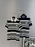 Gucc*新款条纹短袖polo衫，采用100％棉双面珠地面料，拆解纱线分析，订织蜂窝四角网眼胚布，衣领为双系统提花定织扁机制成，有弹性，不变形，衣服全部原生布捆